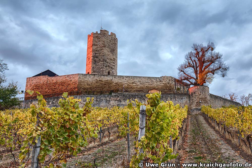 Burg Steinsberg mit roten Highlights durch den Sonnenuntergang