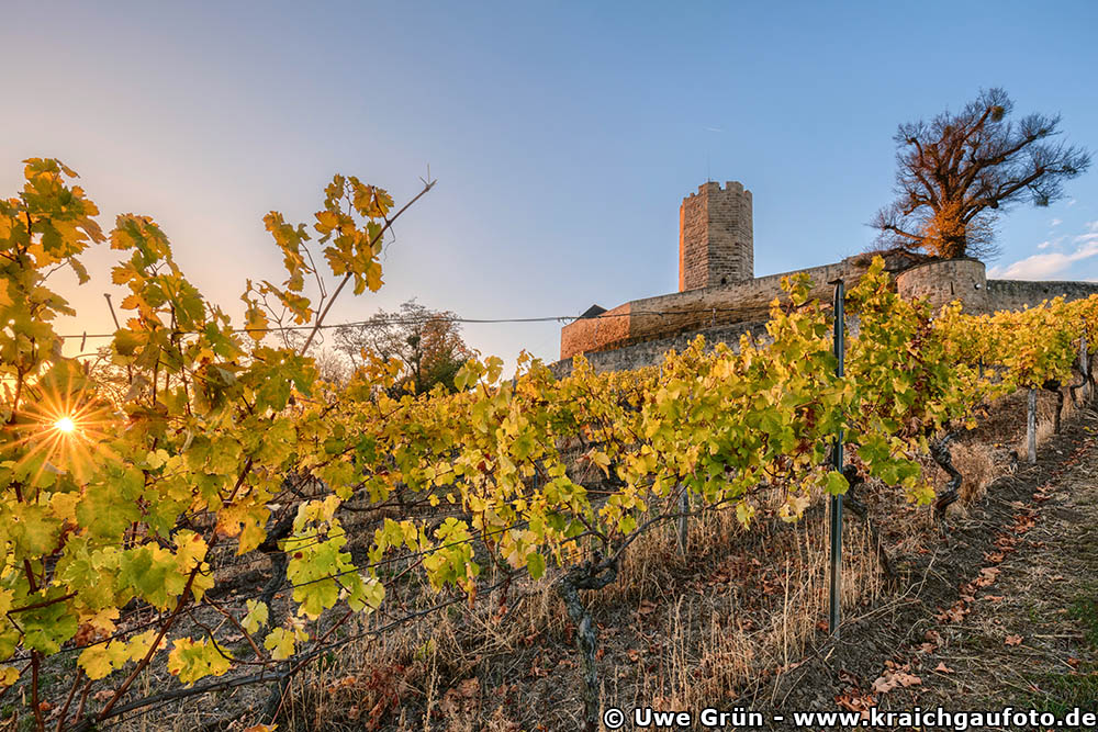 Burg Steinsberg im Herbst bei Sonnenuntergang